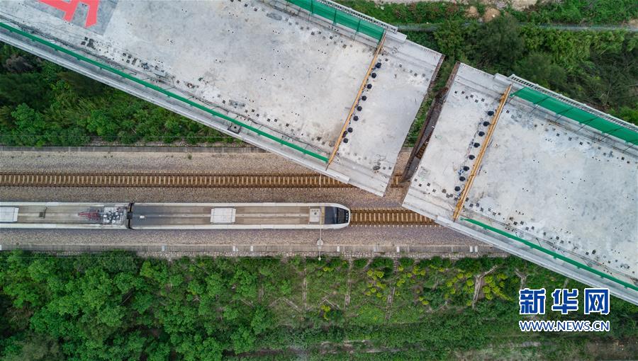 (經(jīng)濟)(6)新建福廈鐵路西溪特大橋跨杭深鐵路轉(zhuǎn)體梁成功轉(zhuǎn)體