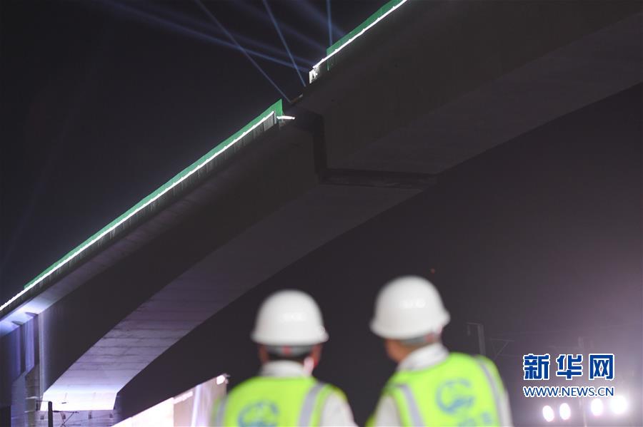 (經(jīng)濟)(2)新建福廈鐵路西溪特大橋跨杭深鐵路轉(zhuǎn)體梁成功轉(zhuǎn)體